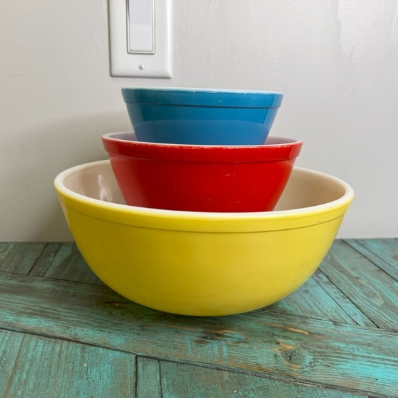 Set of 3 Vintage PYREX Primary Nesting Mixing Bowls - Picture 2 of 14